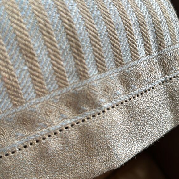 Linen Italian Hand Towel
Hemstitched Edges 
Purolino 18x24 Hand Towel - Picture 10 of 10